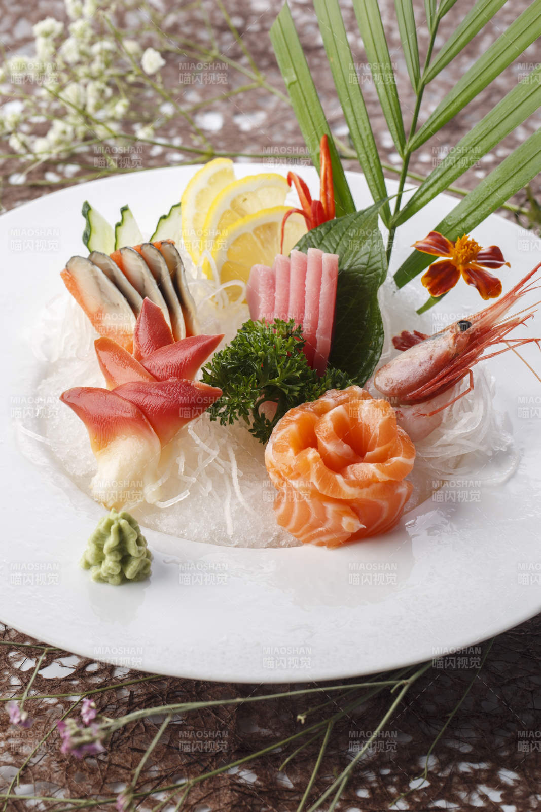 白色瓷盘装的日式料理刺身小拼