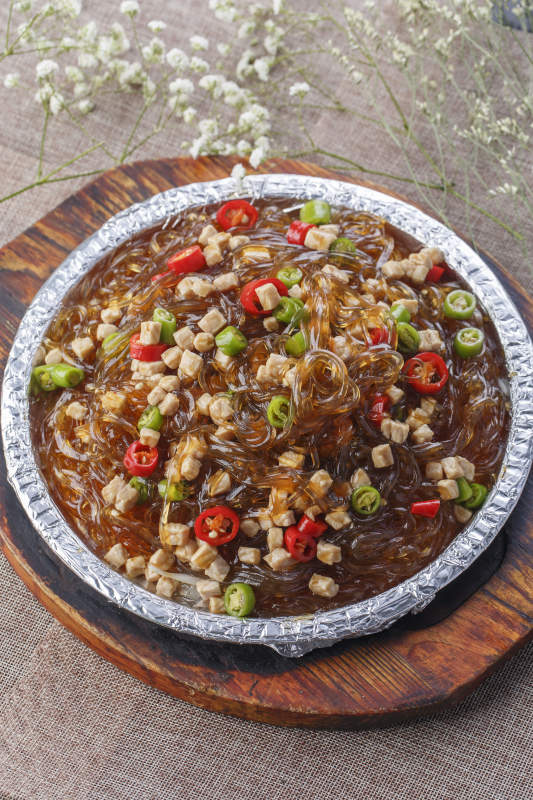 木托板上的錫紙鐵板裝的香辣雞丁水晶粉