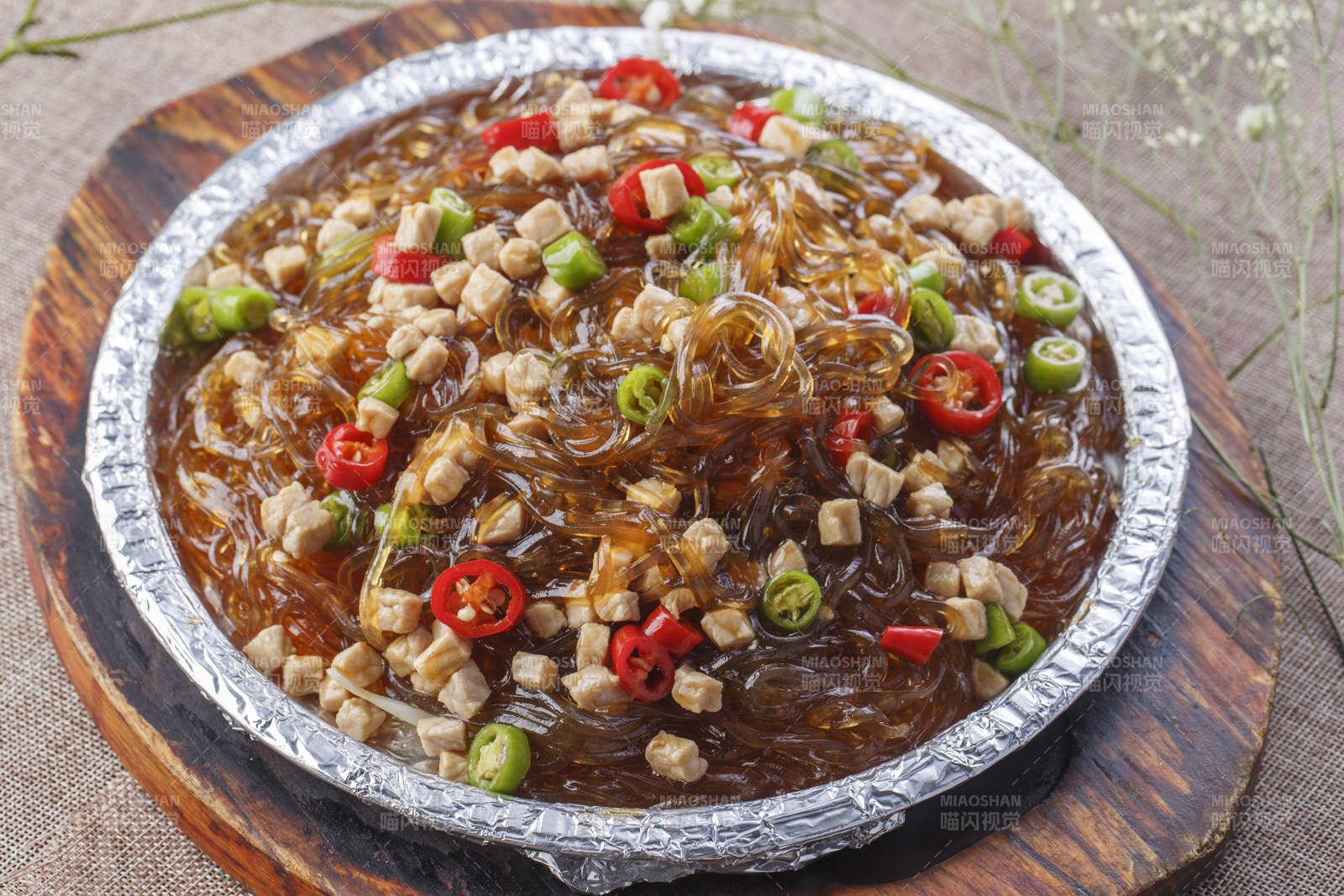 木托板上的錫紙鐵板裝的香辣雞丁水晶粉