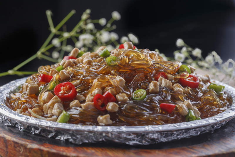 木托板上的錫紙鐵板裝的香辣雞丁水晶粉