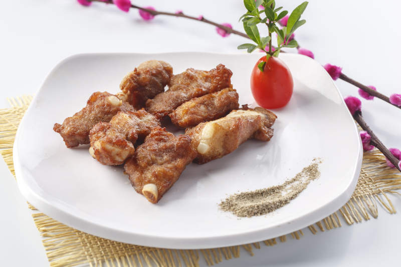 白色瓷盤裝的鐵板香煎軟骨羊肋