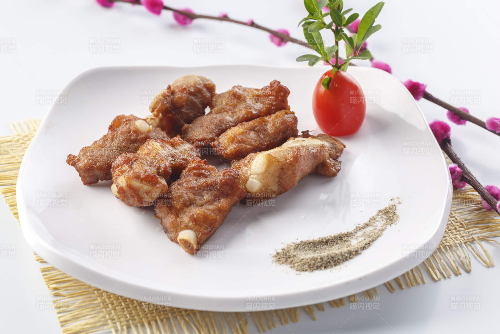 白色瓷盘装的铁板香煎软骨羊肋