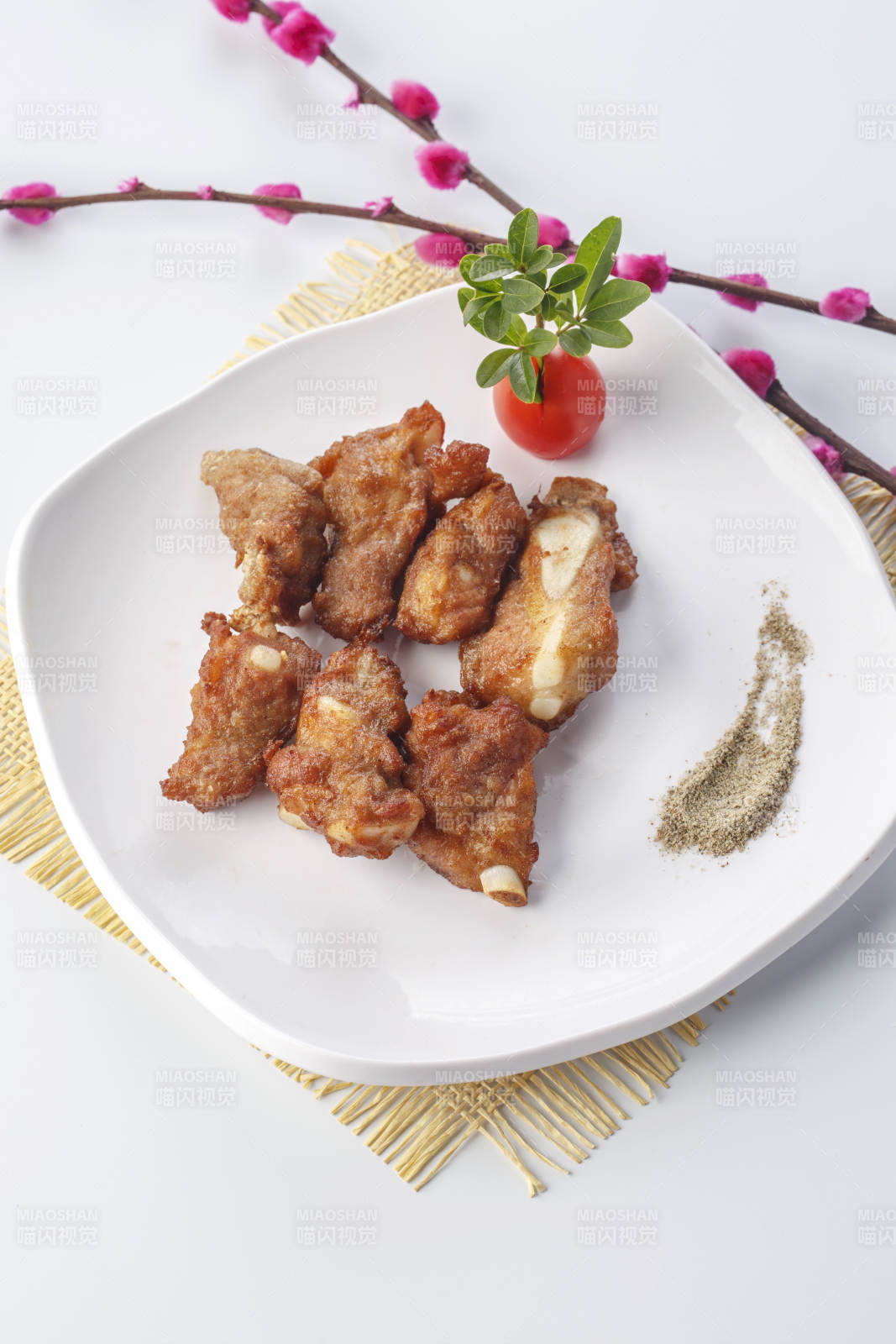 白色瓷盘装的铁板香煎软骨羊肋