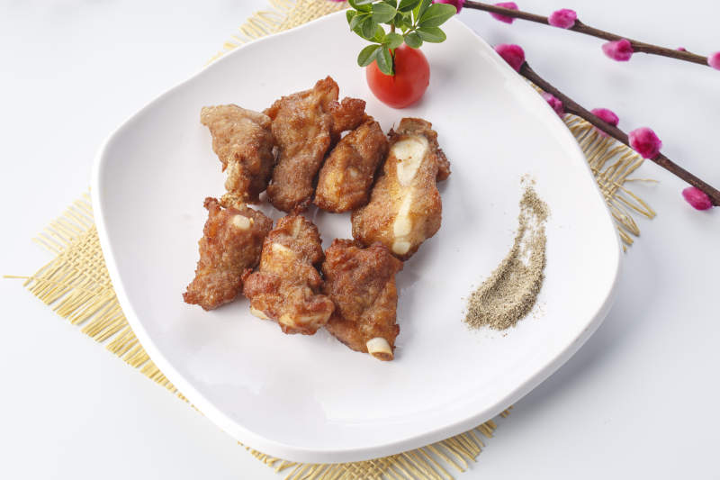 白色瓷盤裝的鐵板香煎軟骨羊肋