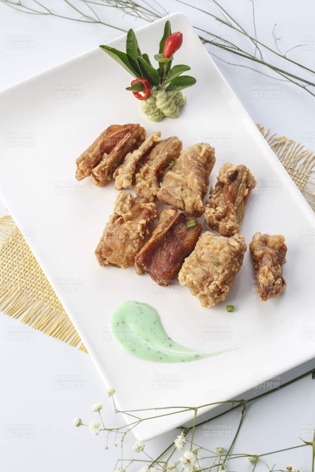 精美餐具装的香炸猪腹肉