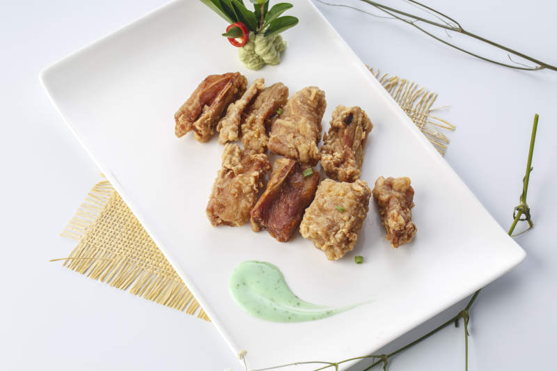 精美餐具裝的香炸豬腹肉