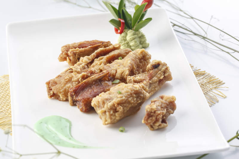 精美餐具裝的香炸豬腹肉