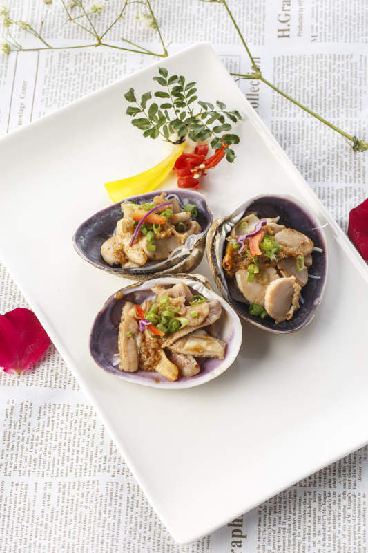 白色瓷盤裝的鐵板香辣天鵝蛋