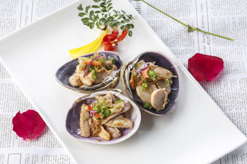 白色瓷盤裝的鐵板香辣天鵝蛋