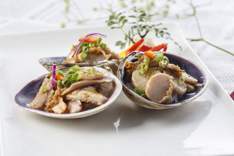 白色瓷盤裝的鐵板香辣天鵝蛋