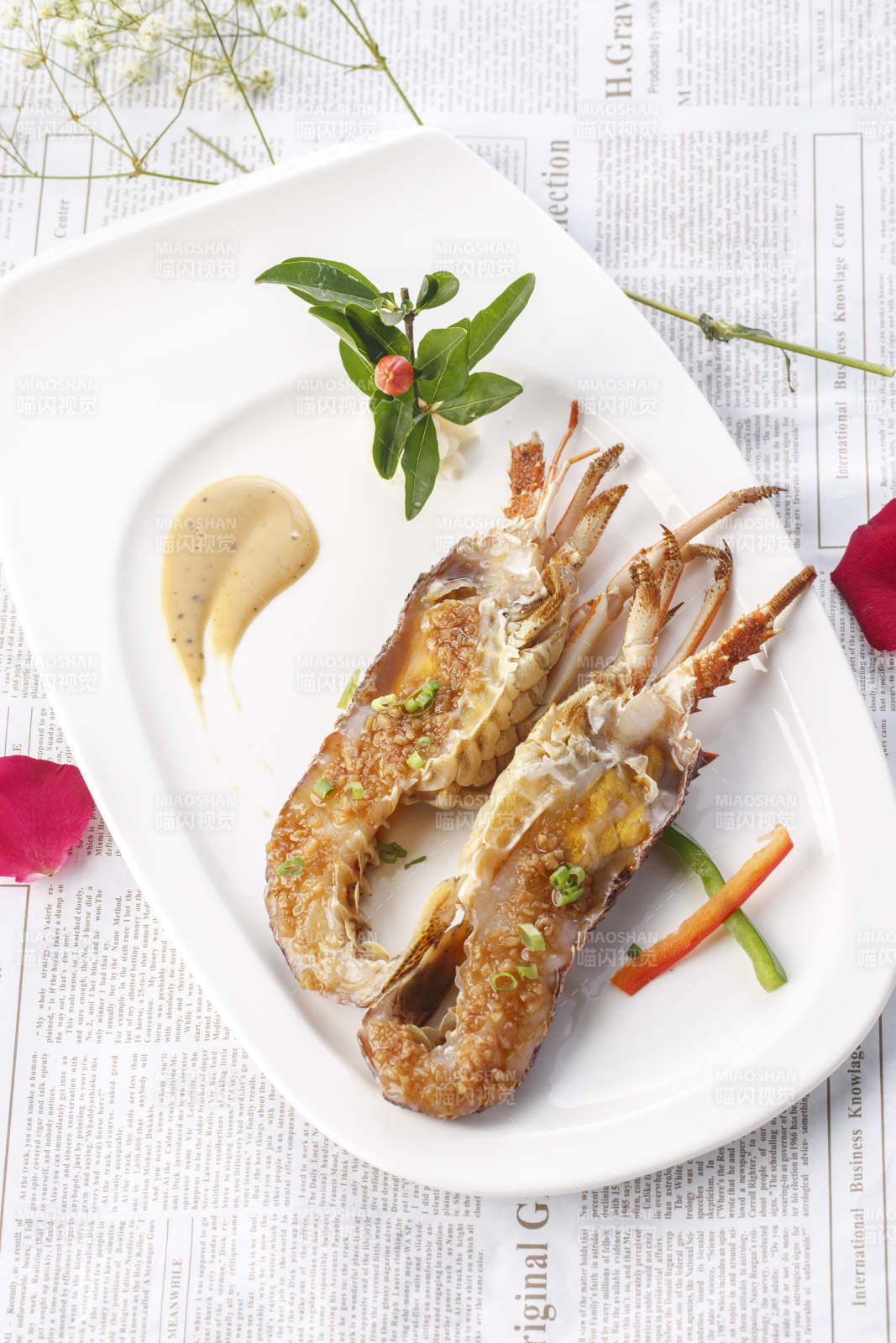 白色瓷盤裝的鐵板蒜蓉香煎澳洲龍蝦仔