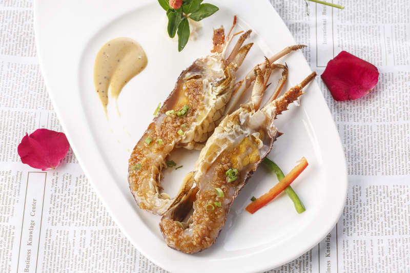 白色瓷盤裝的鐵板蒜蓉香煎澳洲龍蝦仔