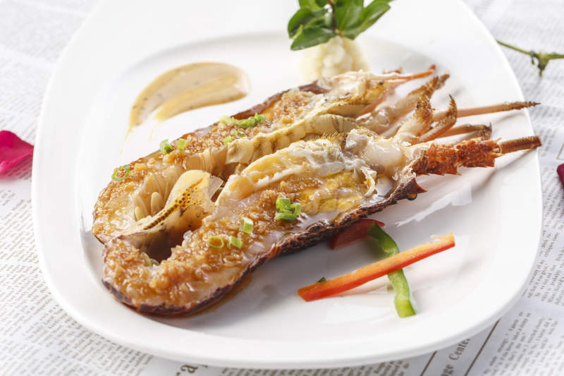 白色瓷盤裝的鐵板蒜蓉香煎澳洲龍蝦仔