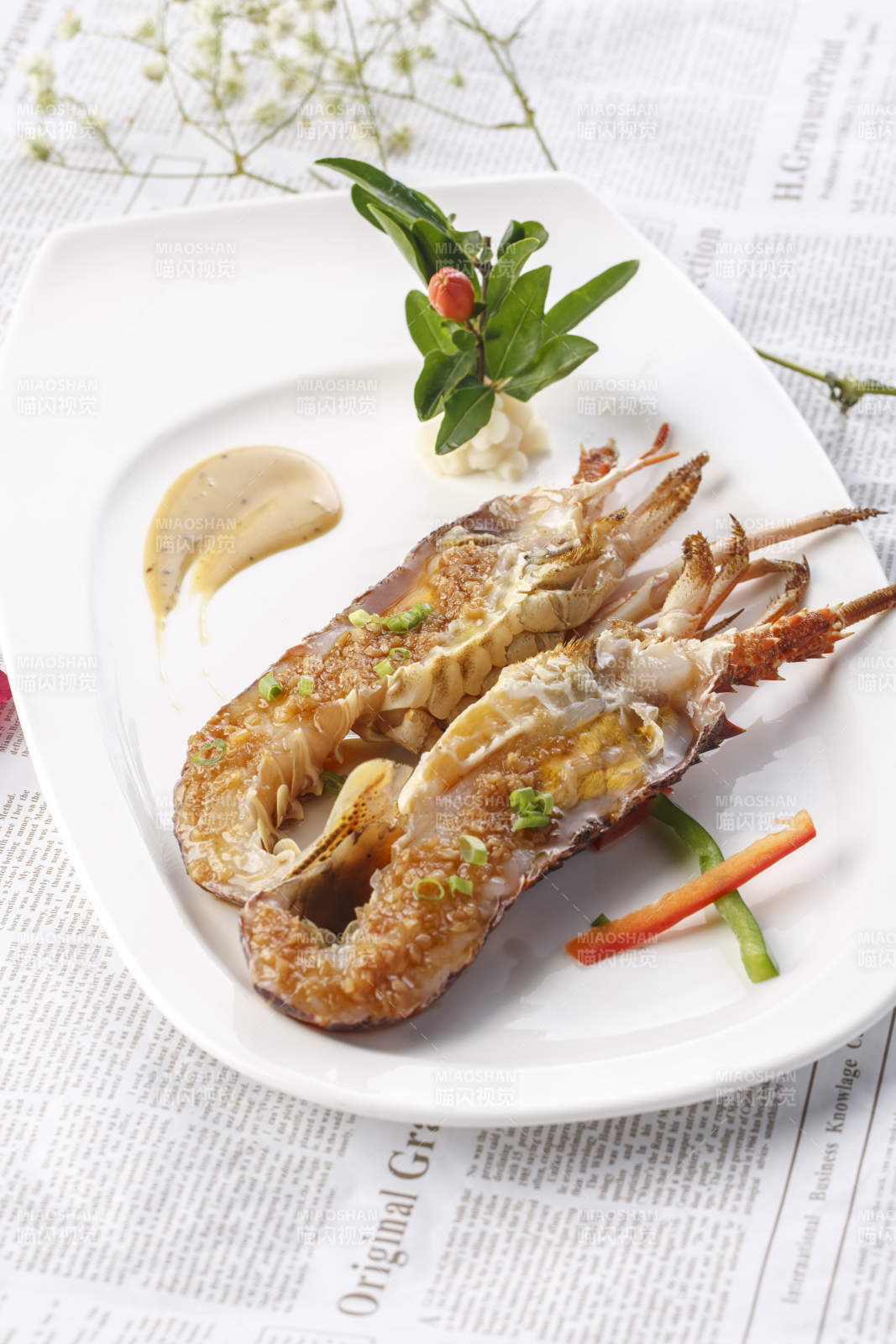 白色瓷盤裝的鐵板蒜蓉香煎澳洲龍蝦仔