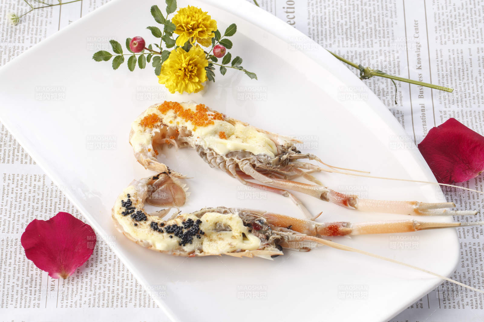 白色瓷盘装的铁板芝士焗南极鳌虾