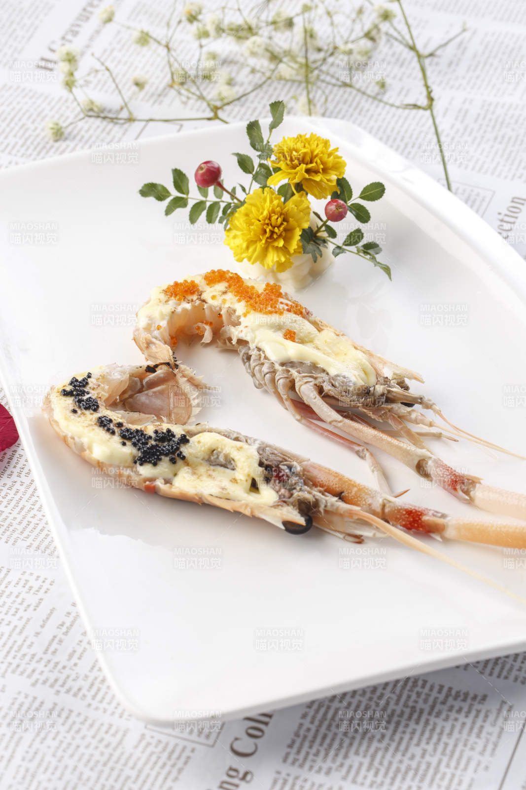 白色瓷盘装的铁板芝士焗南极鳌虾