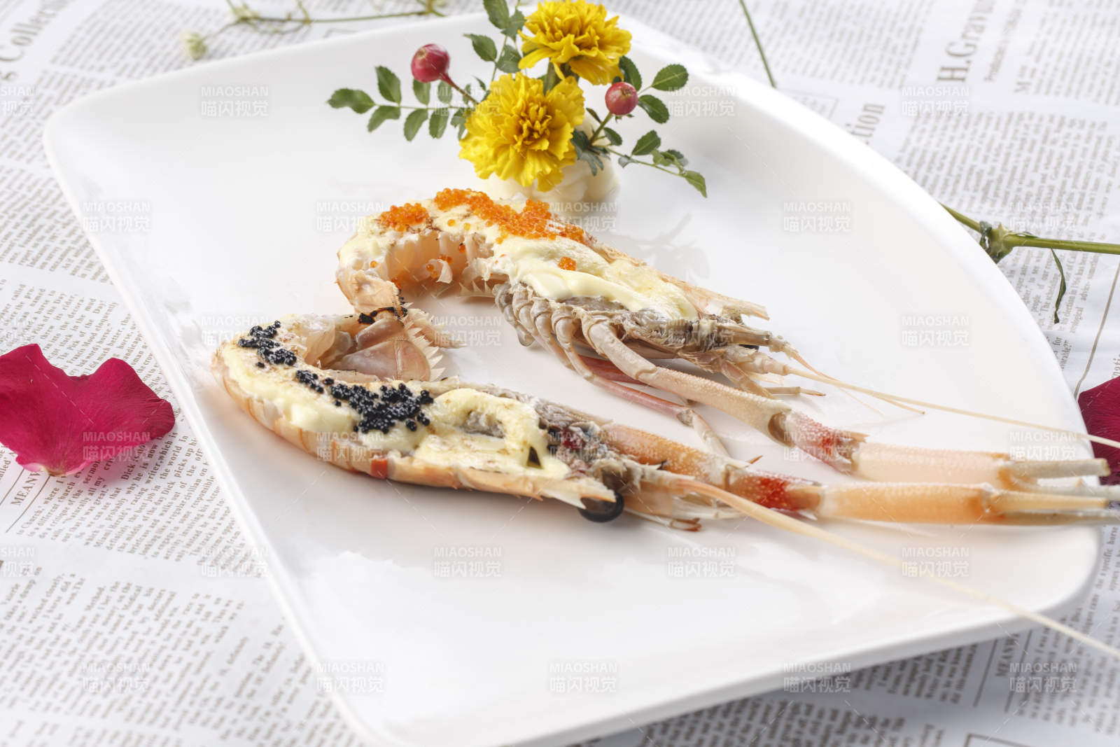 白色瓷盘装的铁板芝士焗南极鳌虾