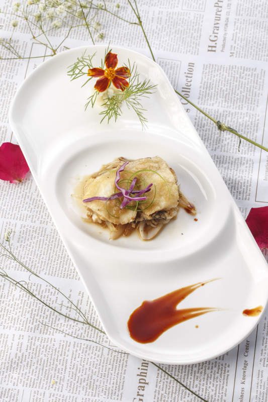 白色瓷盤裝的XO醬鐵板香煎大海螺片