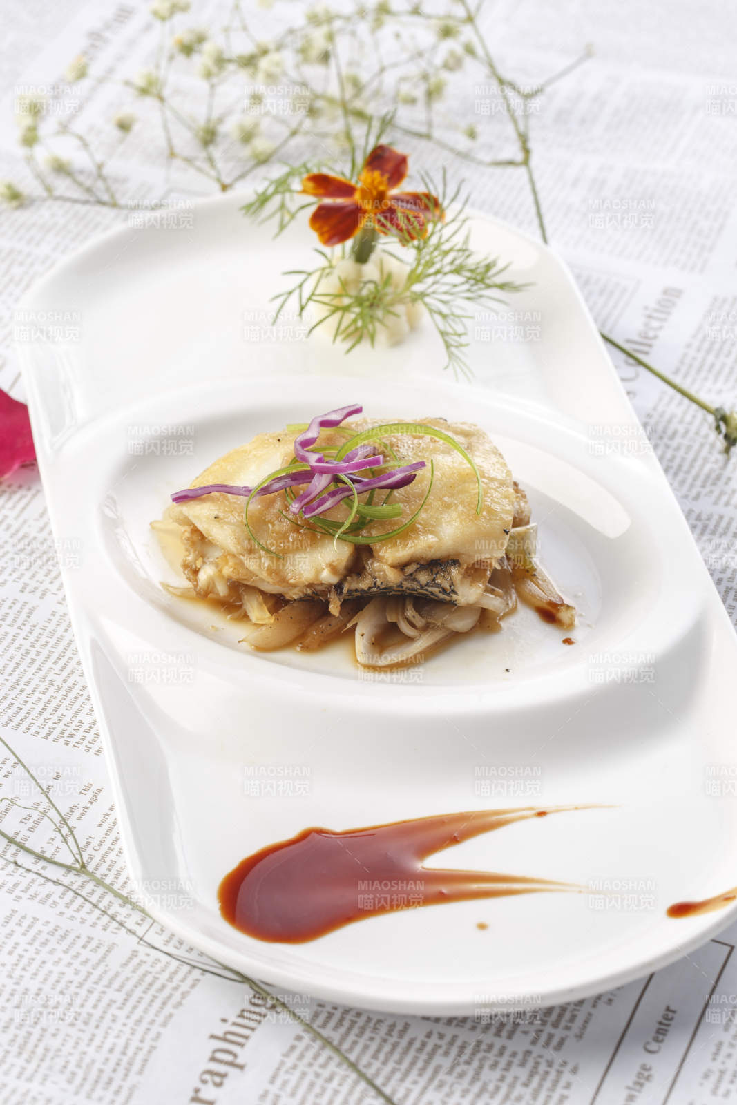 白色瓷盘装的XO酱铁板香煎大海螺片