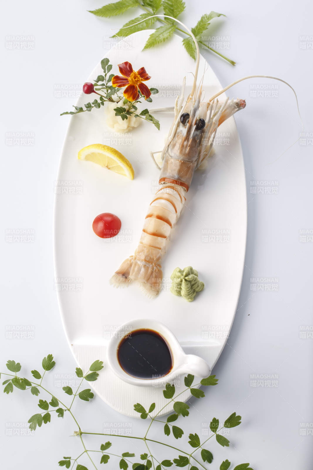 精美餐具装的南极鳌虾刺身