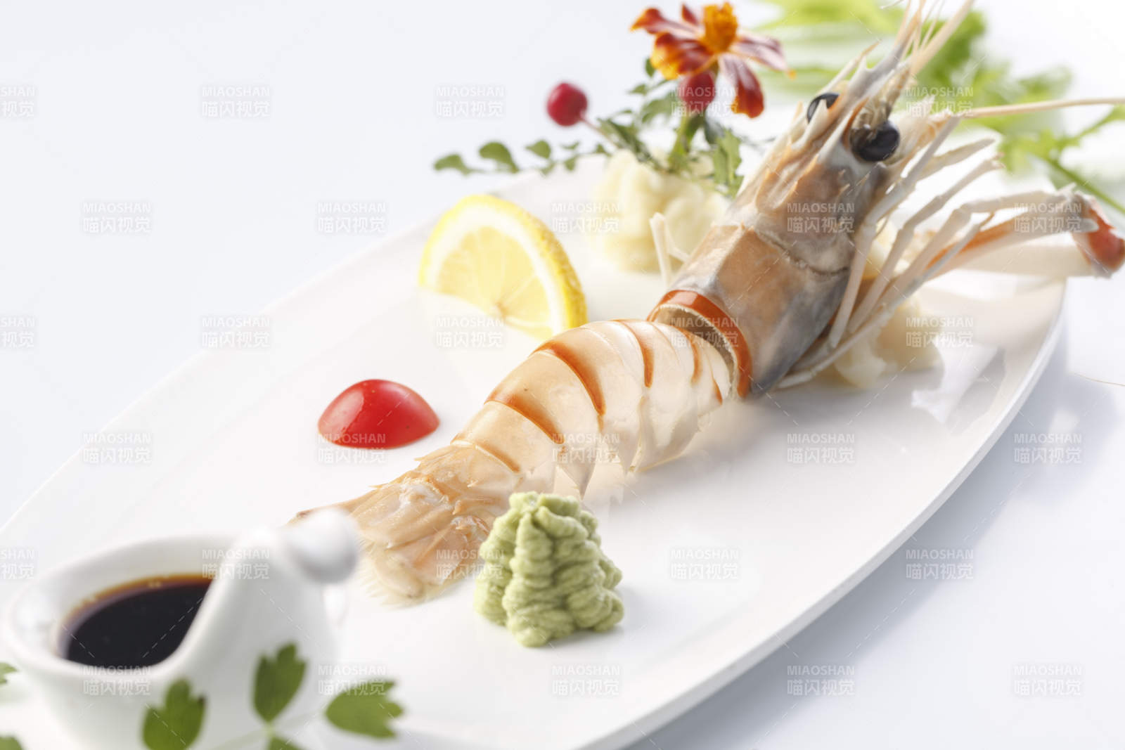 精美餐具装的南极鳌虾刺身