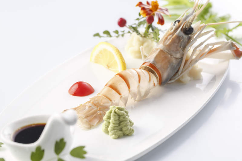 精美餐具装的南极鳌虾刺身