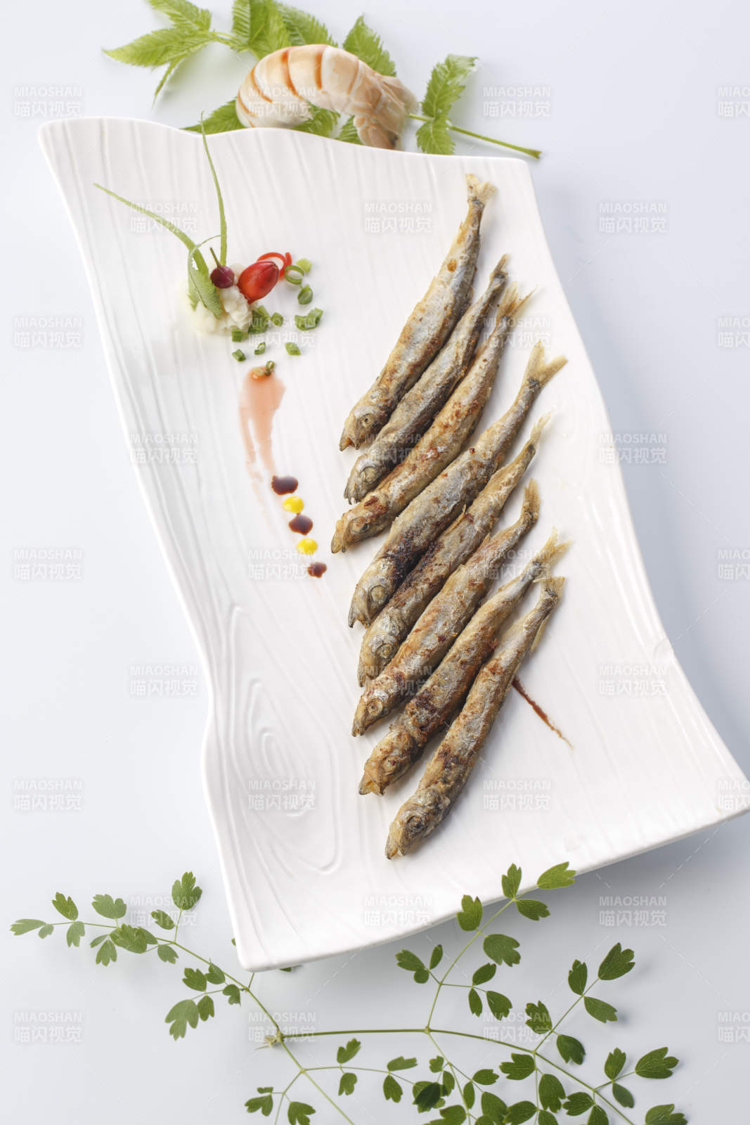 精美餐具裝的法式鐵板椒鹽多春魚