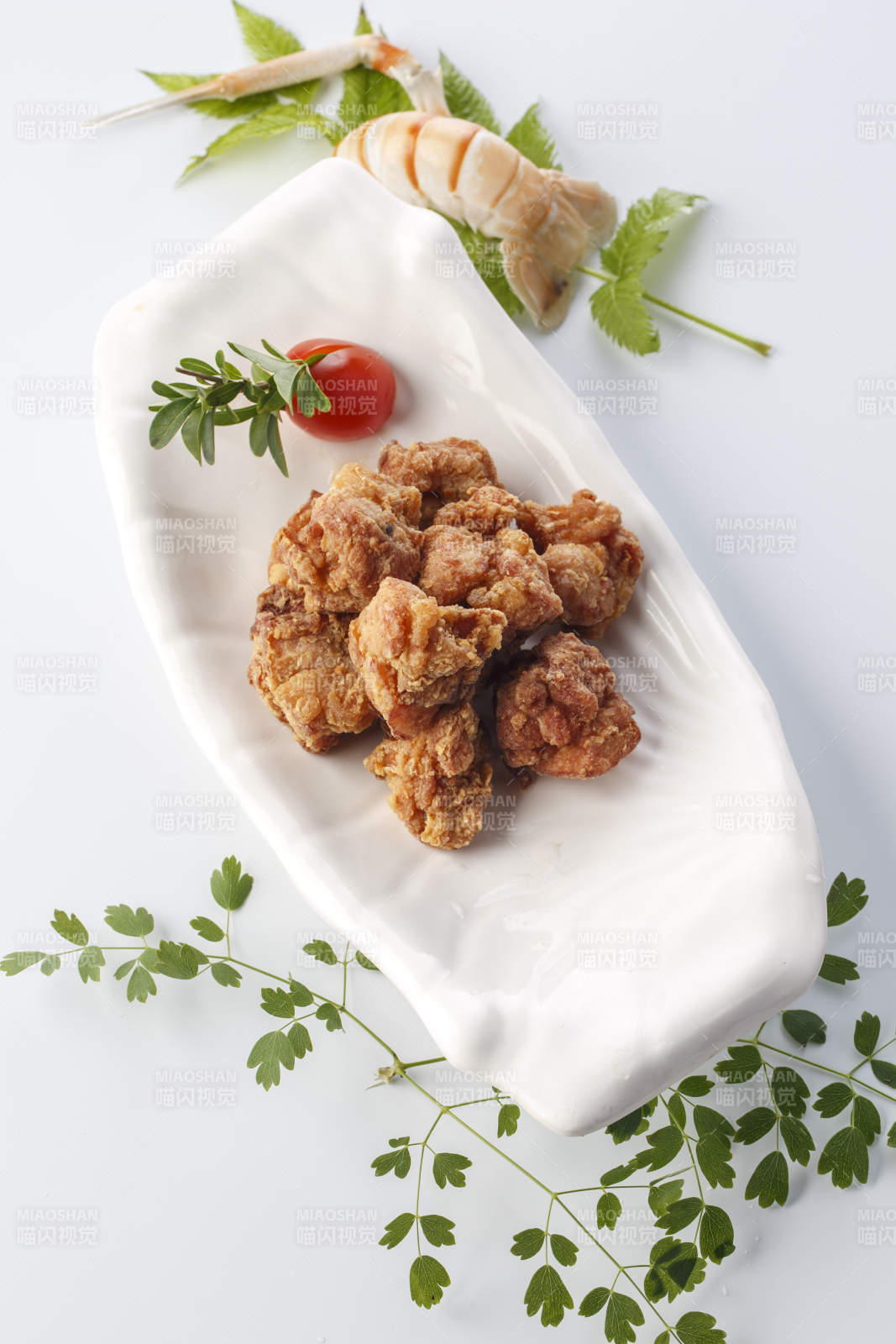 精美餐具裝的七味炸雞塊