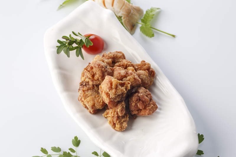 精美餐具裝的七味炸雞塊
