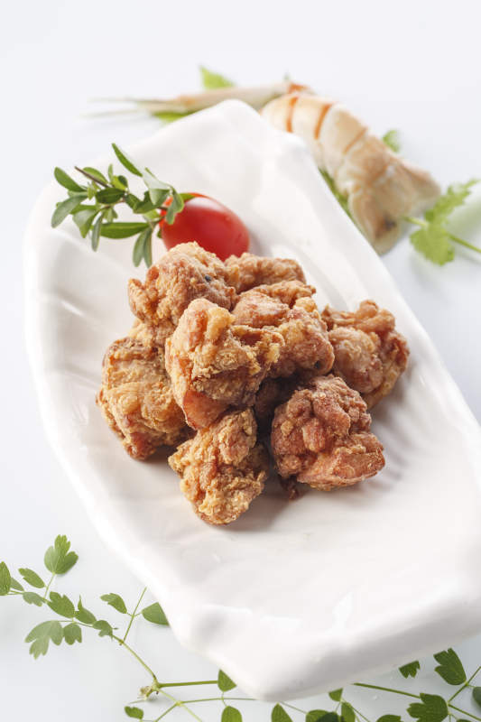 精美餐具裝的七味炸雞塊