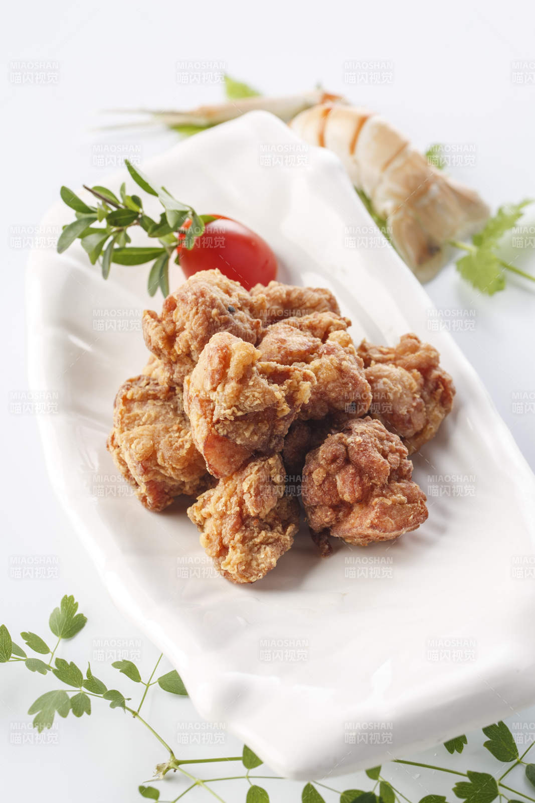 精美餐具裝的七味炸雞塊