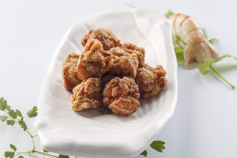 精美餐具裝的七味炸雞塊