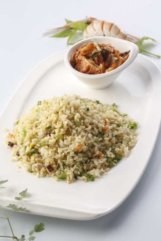 精美餐具裝的法式鐵板什錦炒飯