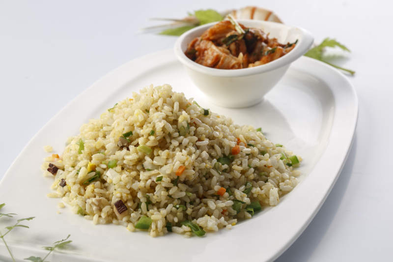 精美餐具裝的法式鐵板什錦炒飯