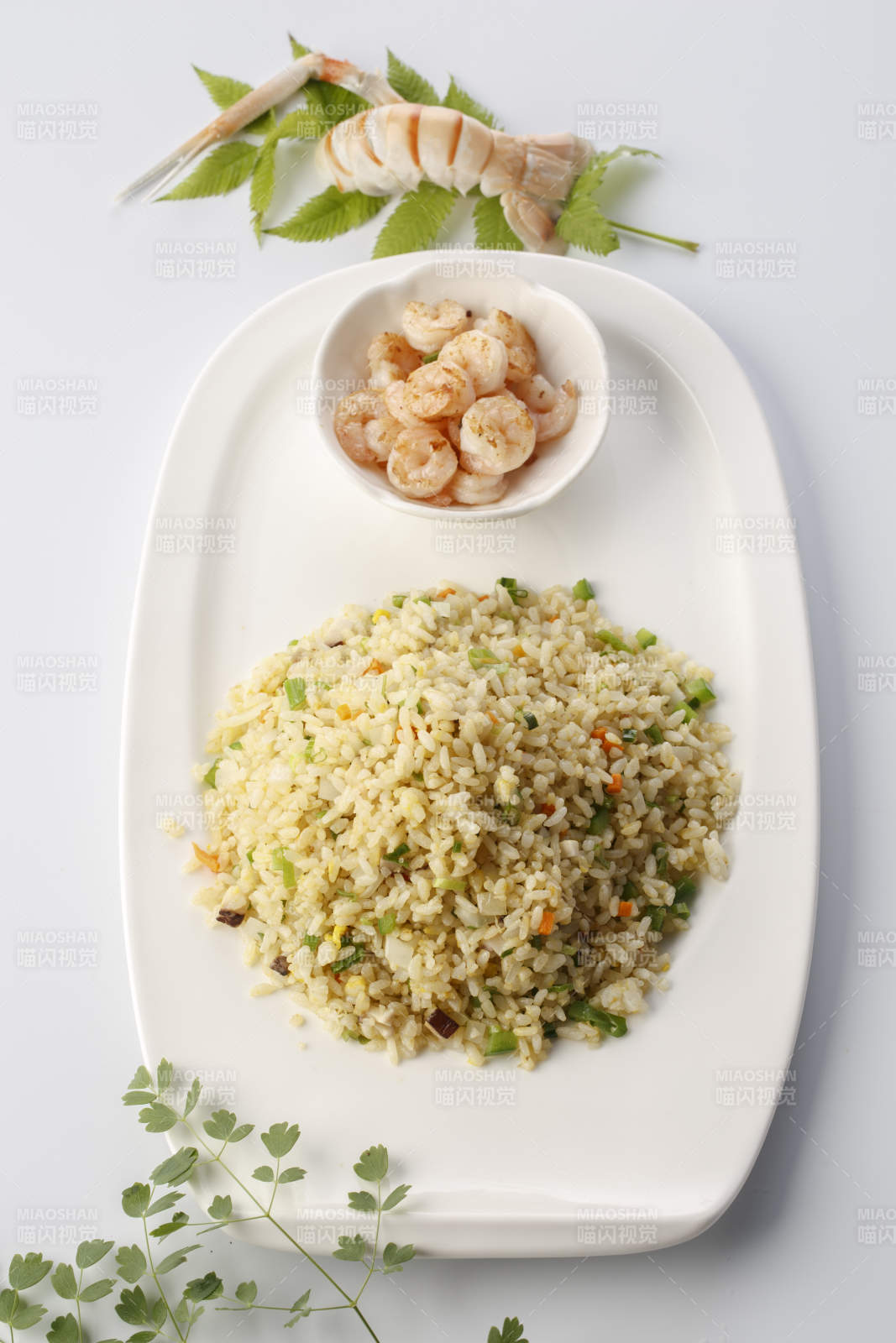 精美餐具裝的法式鐵板什錦炒飯