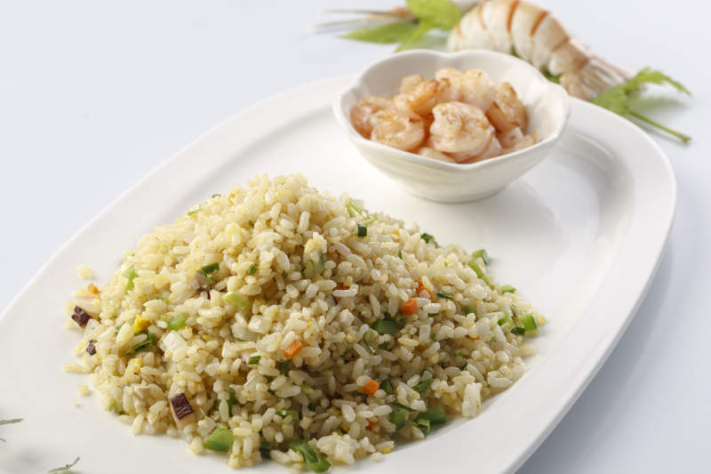 精美餐具裝的法式鐵板什錦炒飯