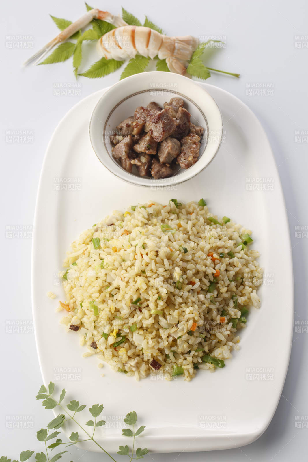 精美餐具裝的法式鐵板什錦炒飯