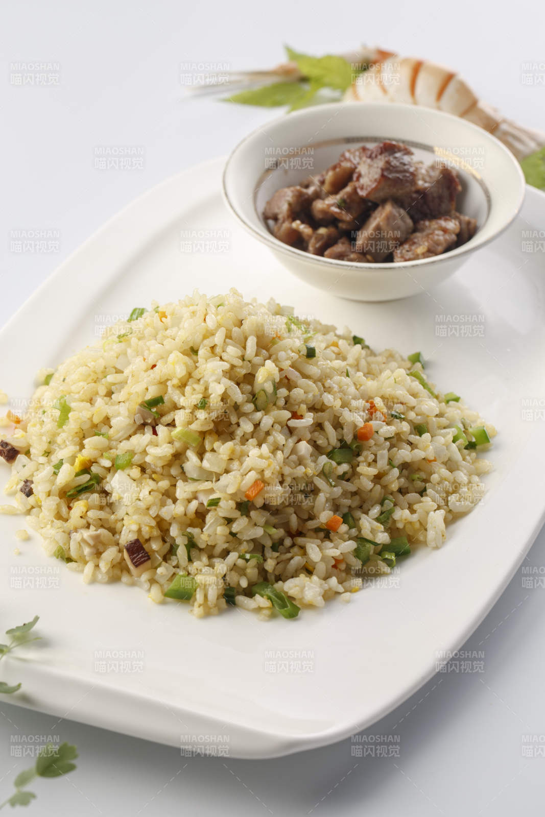 精美餐具裝的法式鐵板什錦炒飯