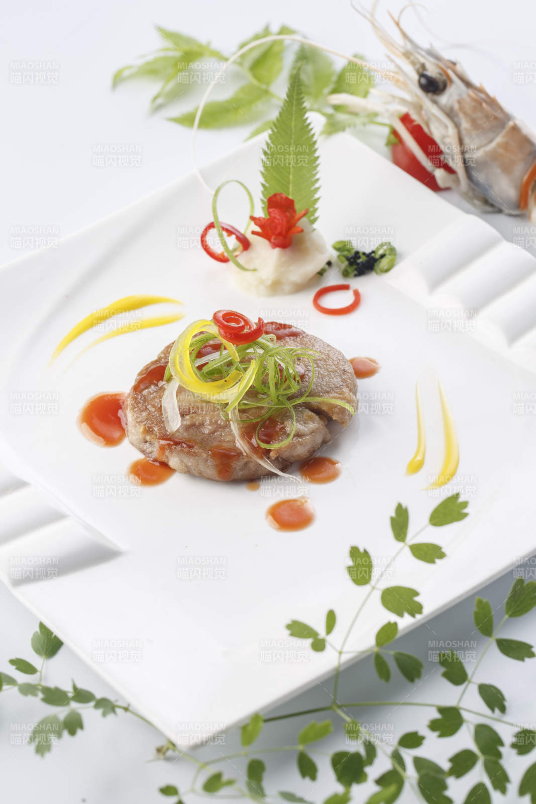 精美餐具装的法式铁板酱汁野猪肉排