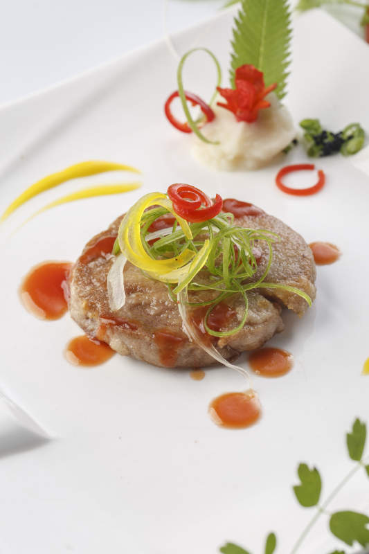 精美餐具裝的法式鐵板醬汁野豬肉排