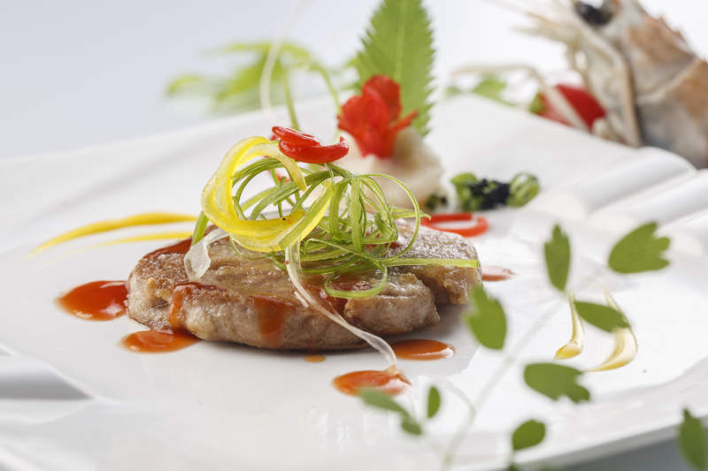 精美餐具裝的法式鐵板醬汁野豬肉排