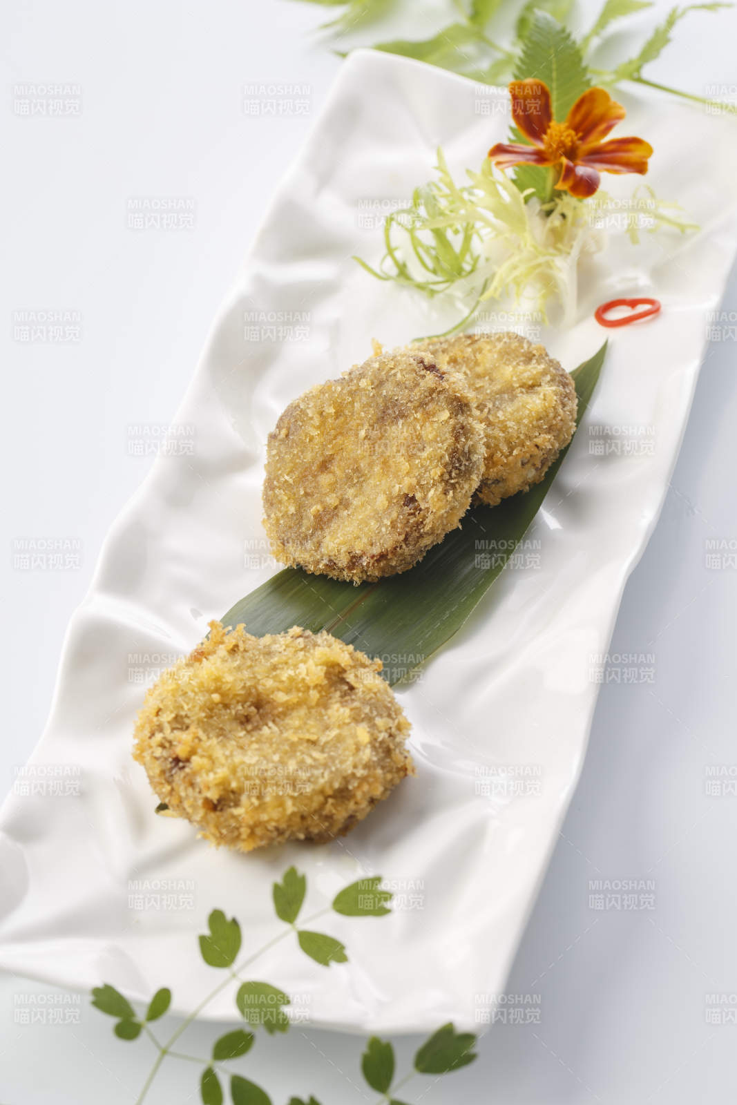 精美餐具装的香炸黄金牛肉饼