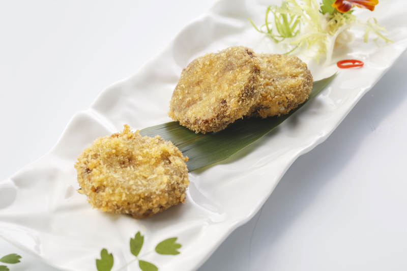 精美餐具裝的香炸黃金牛肉餅