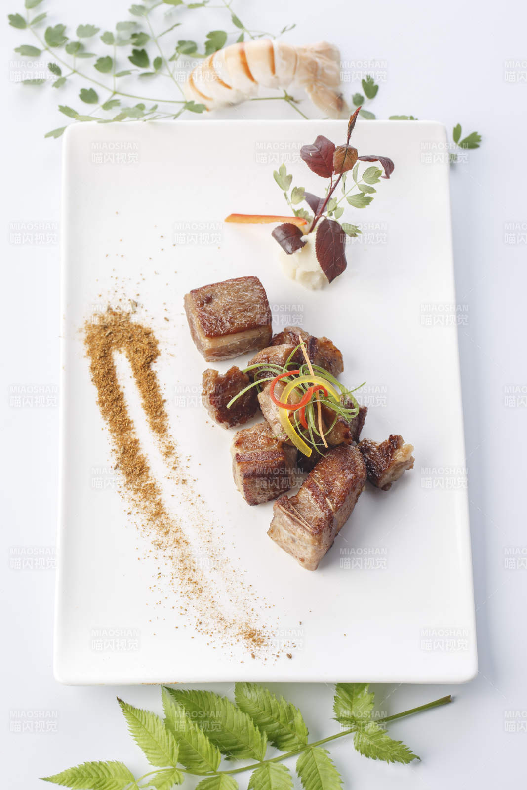 精美餐具裝的法式鐵板草原羔羊肉