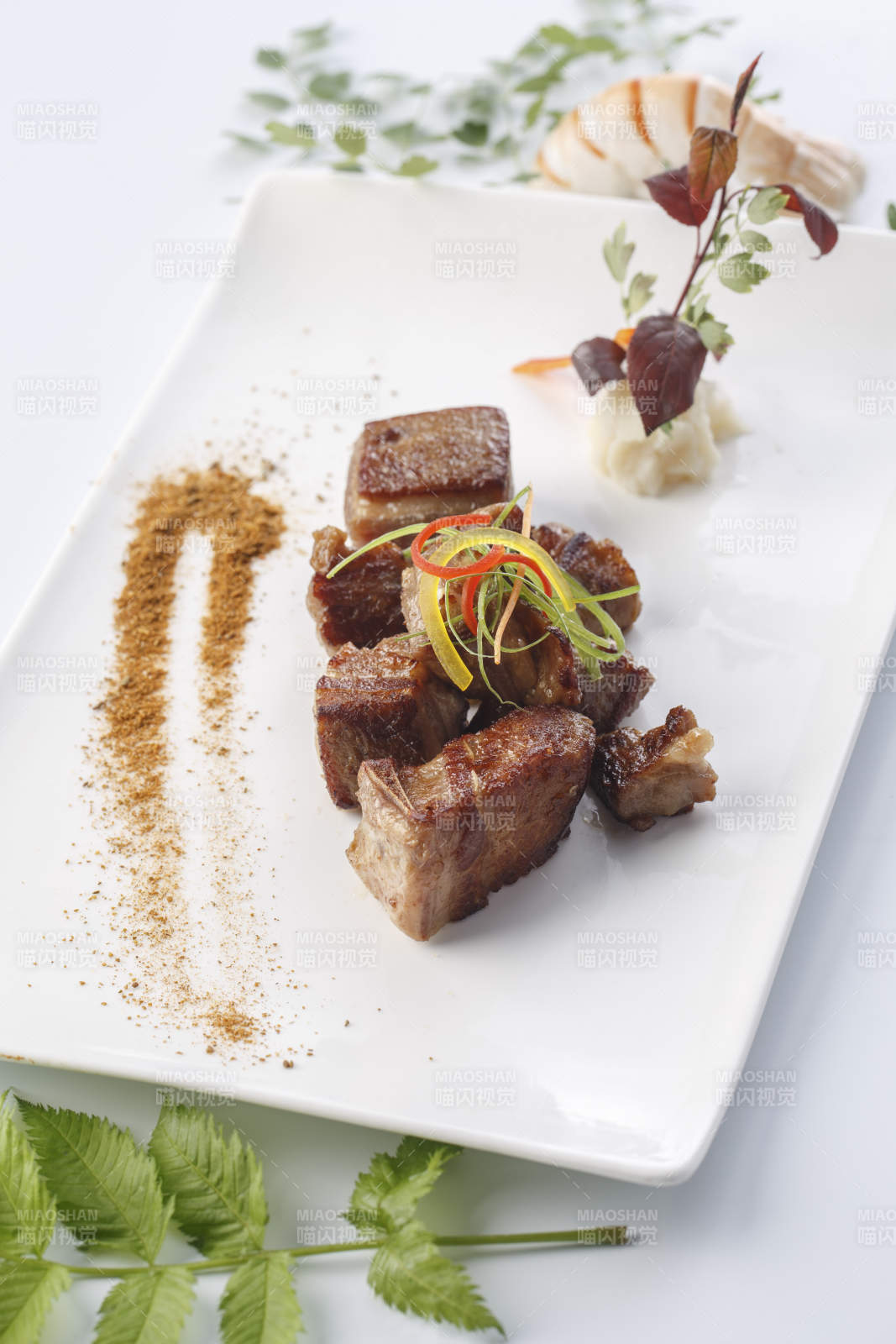 精美餐具裝的法式鐵板草原羔羊肉