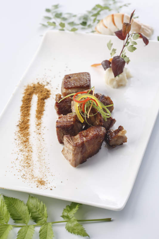 精美餐具裝的法式鐵板草原羔羊肉