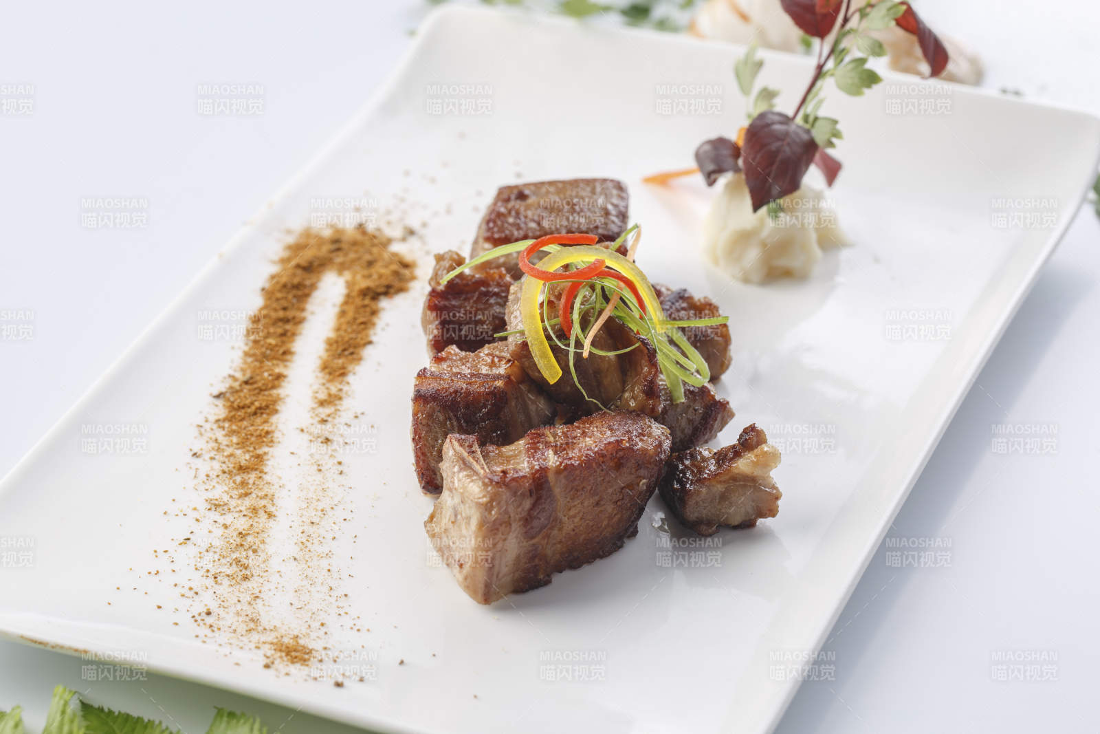 精美餐具裝的法式鐵板草原羔羊肉