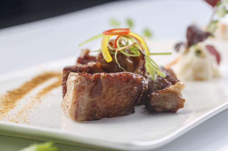 精美餐具裝的法式鐵板草原羔羊肉