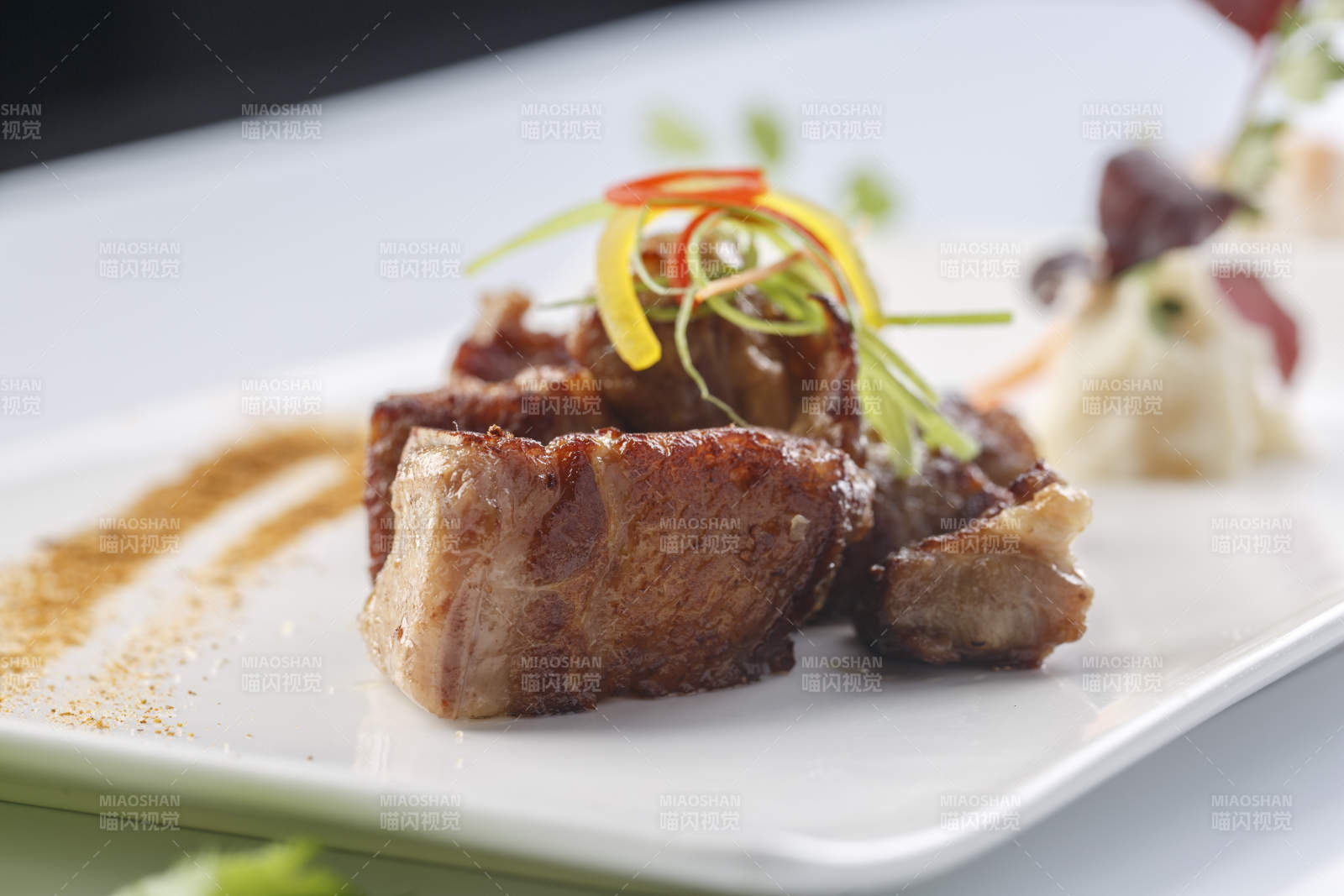 精美餐具裝的法式鐵板草原羔羊肉