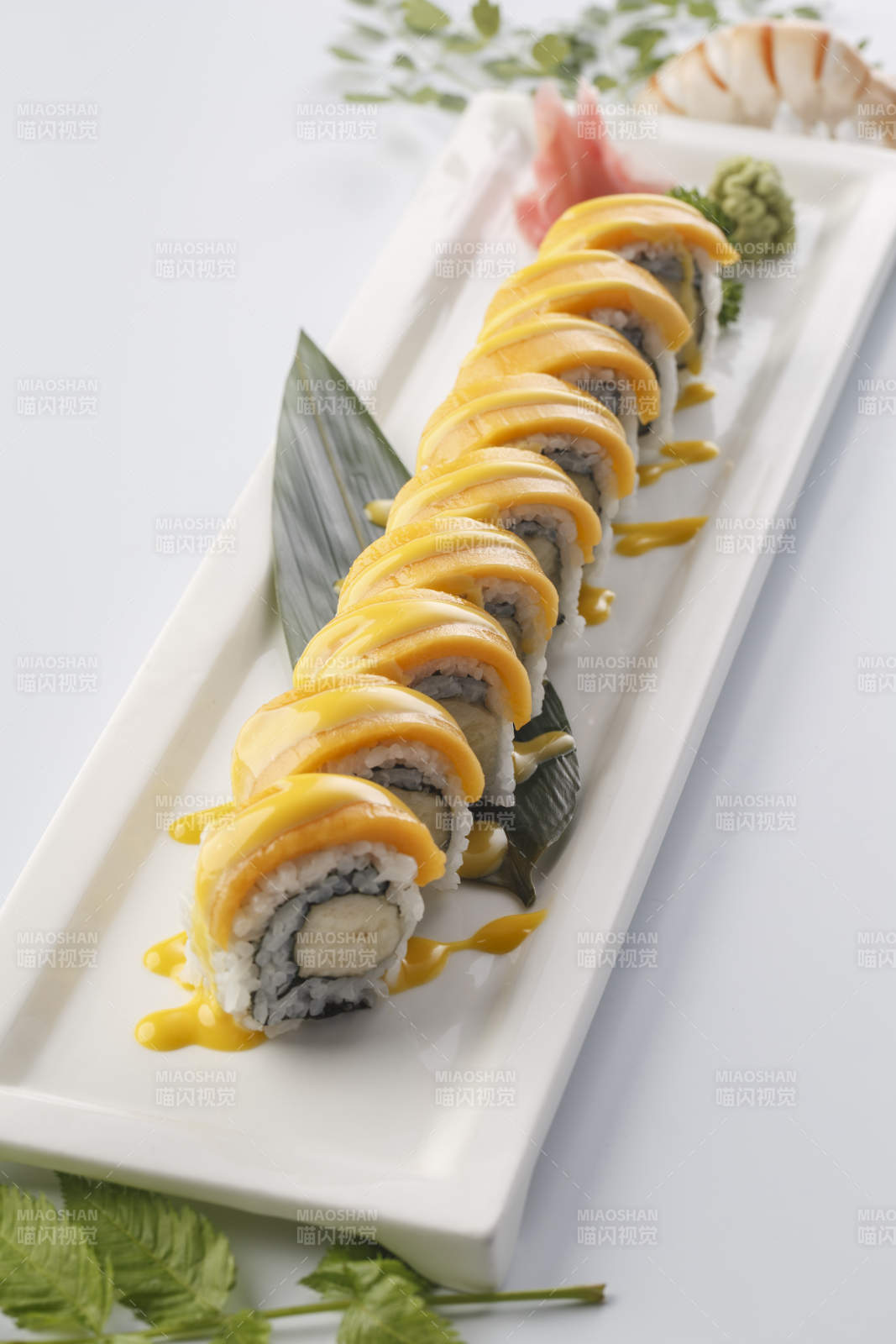 精美餐具裝的芒果香蕉手卷壽司